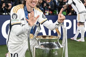 官方网站-皇马核心球员被曝转会传闻，引球迷热议，发生历史.-官方网站